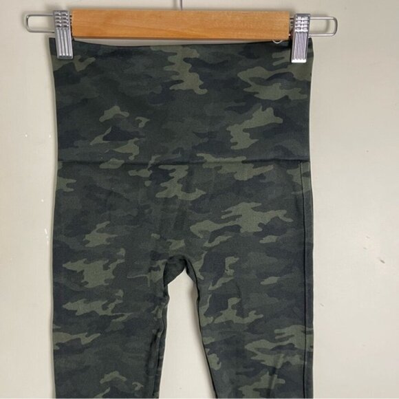 Spanx Look At Me Now Seamless Legging Green Camo Size Small high rise sh… - Picture 5 of 11